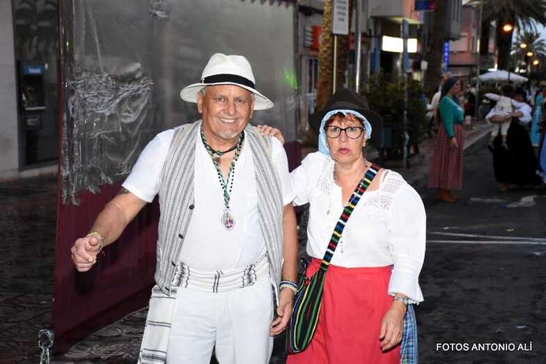 Vecinos de Melenara en la romería de San Rafael, anoche en Vecindario (Foto Antonio Alí)